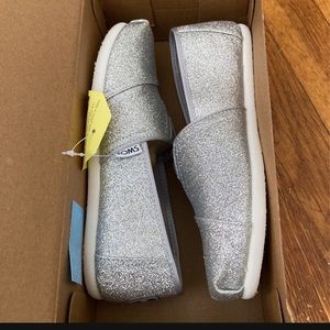 Kids toms never worn size 3
